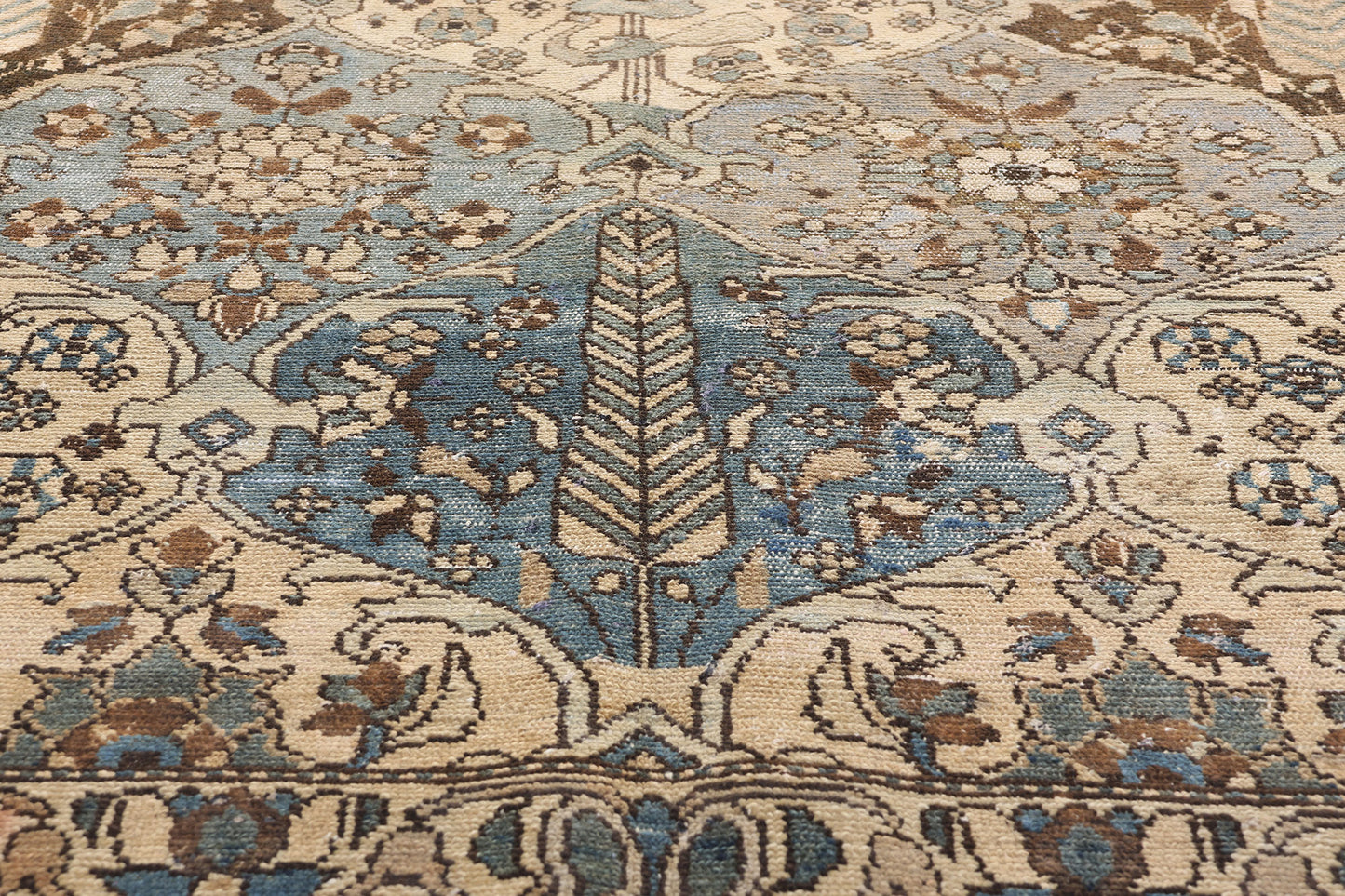 5 x 9 Antique Persian Bakhtiari Rug 61382