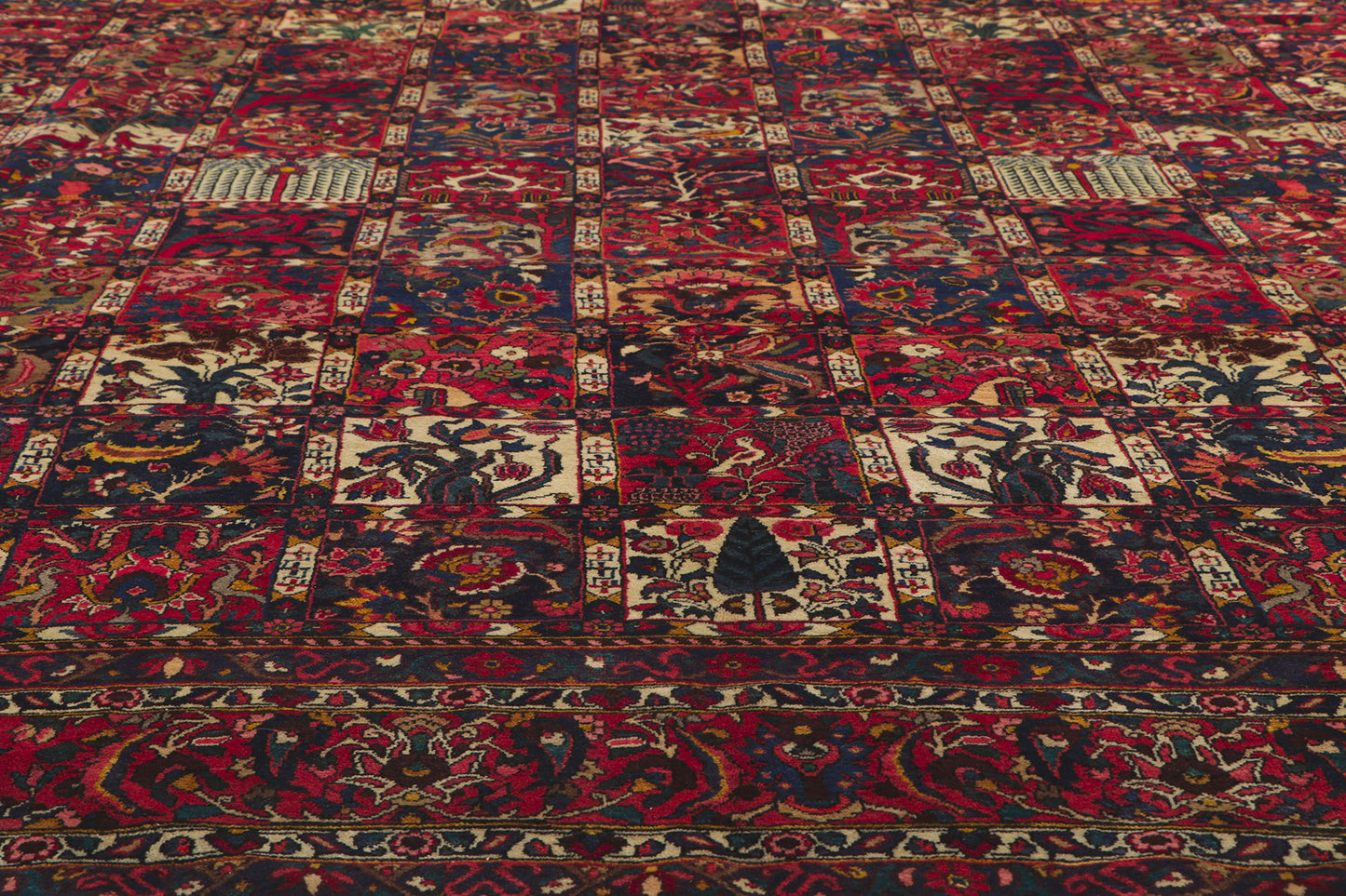 10 x 13 Vintage Persian Bakhtiari Rug 61096