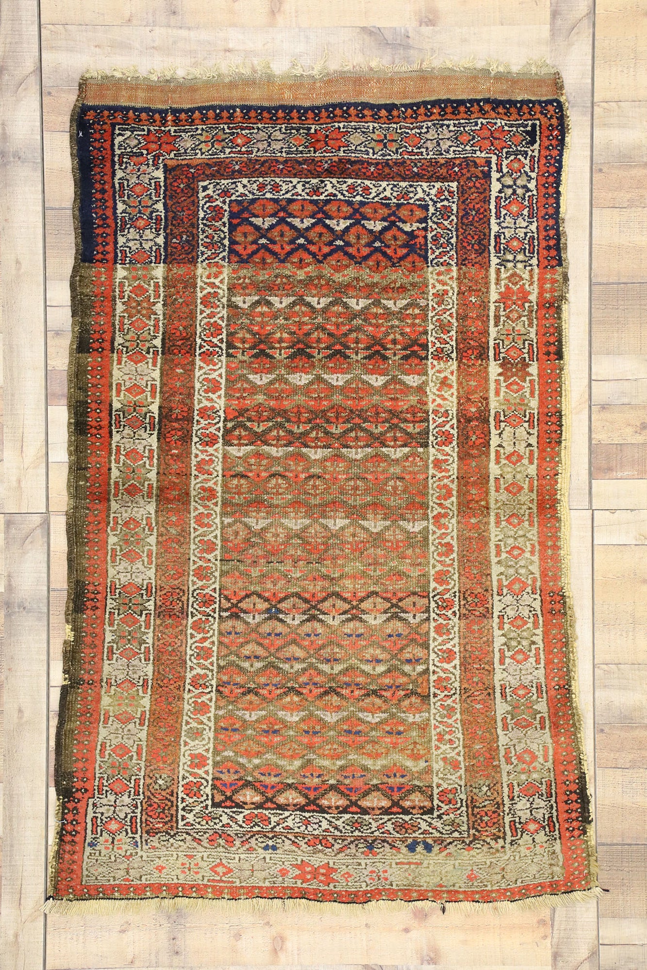 4 x 6 Antique Persian Sarab Rug 70981