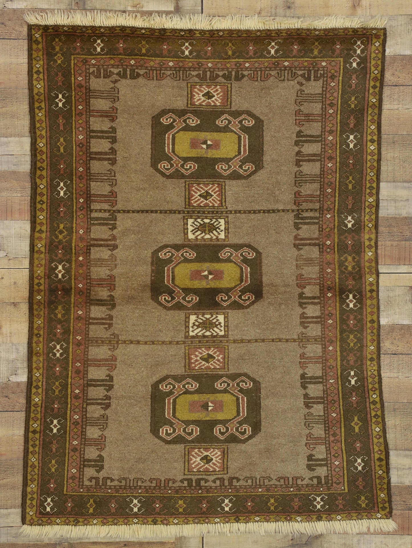4 x 5 Vintage Persian Shiraz Rug 76402