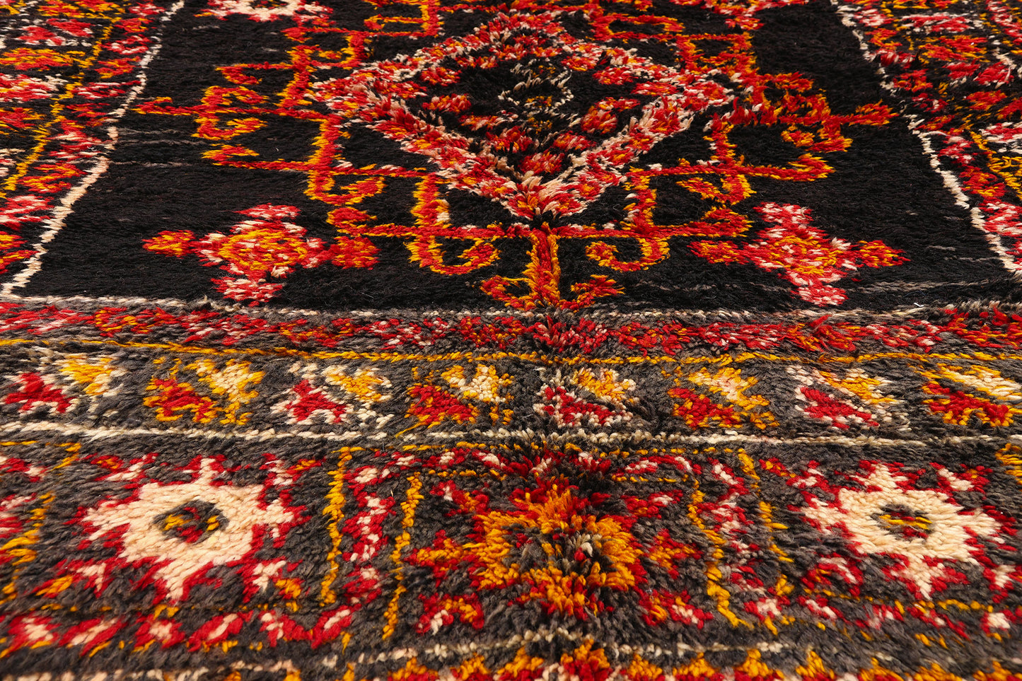 6 x 10 - Black Vintage Beni MGuild Moroccan Rug - 21888