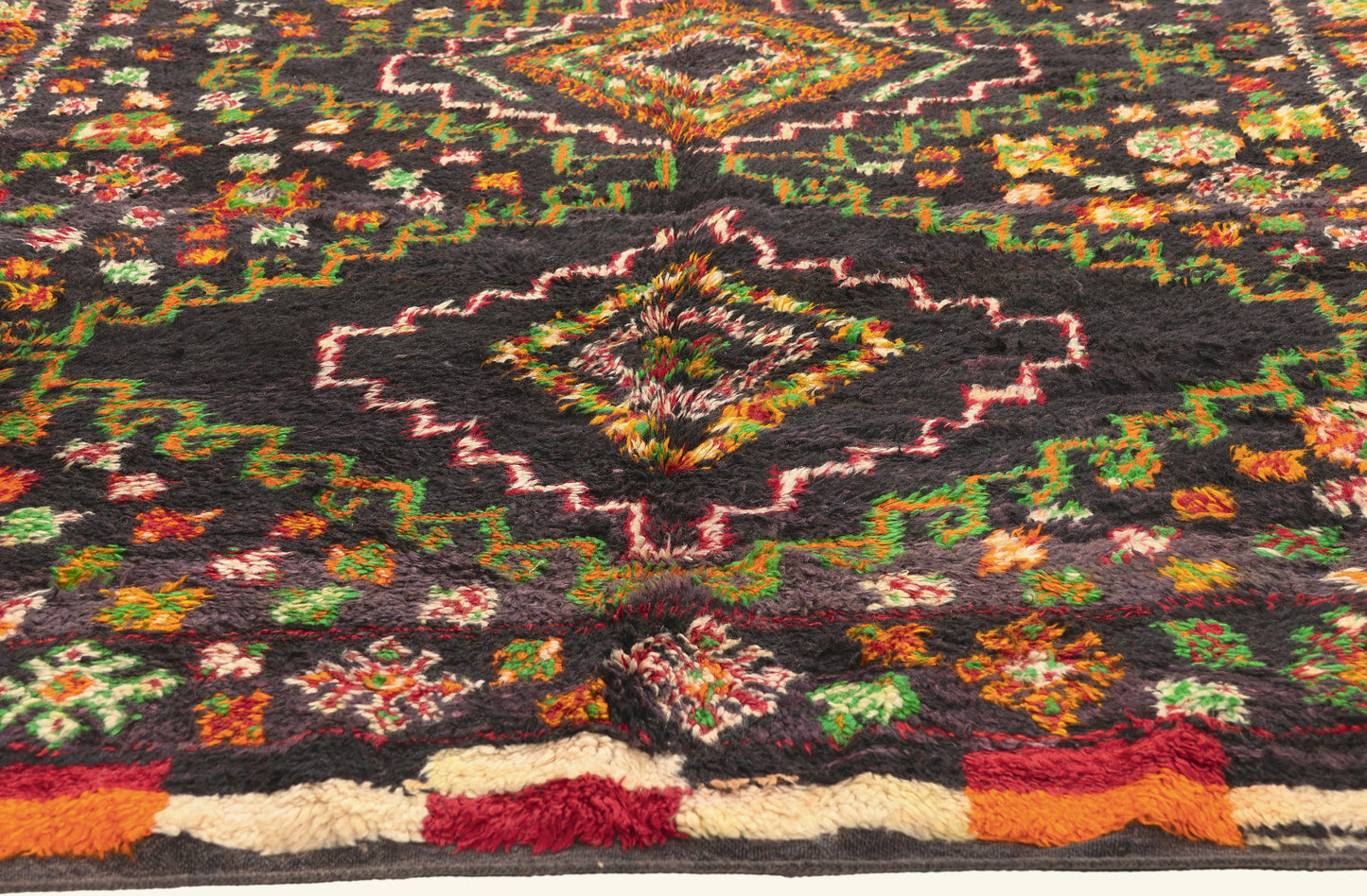 6 x 10 - Black Vintage Beni MGuild Moroccan Rug - 21928
