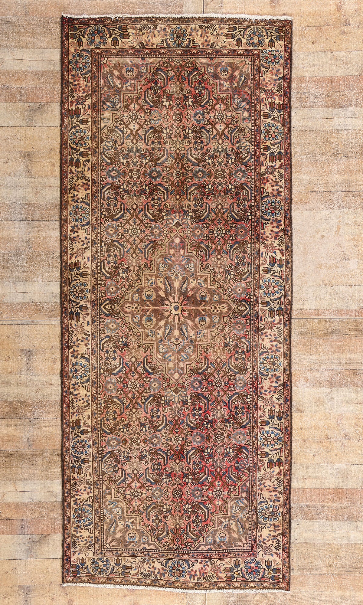 4 x 10 - Red Antique Bakhtiari Rug - 61419