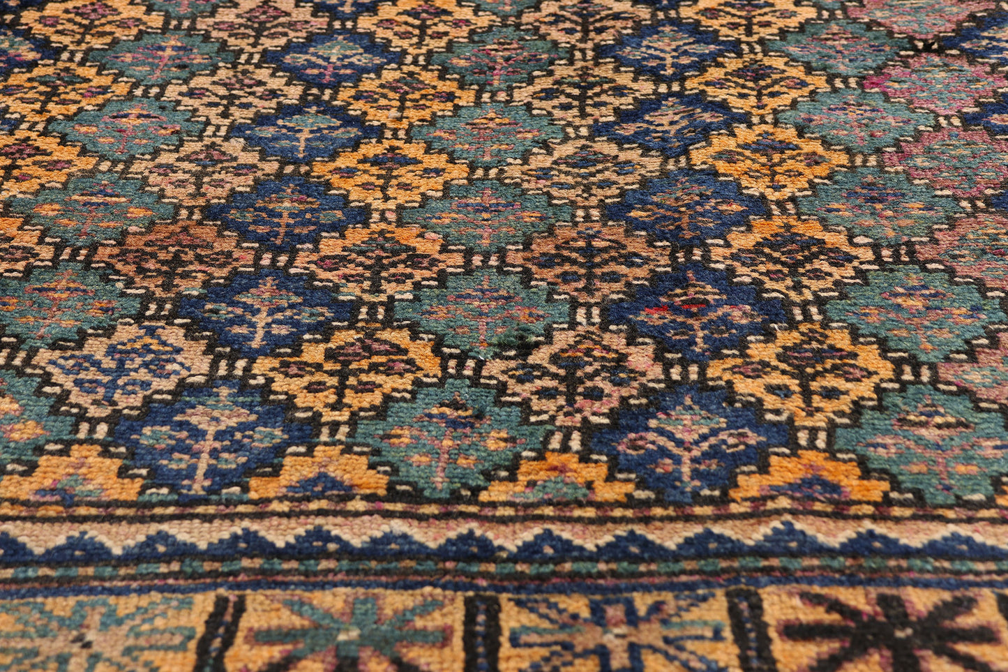 4 x 6 - Multicolor Antique Shiraz Rug - 61450