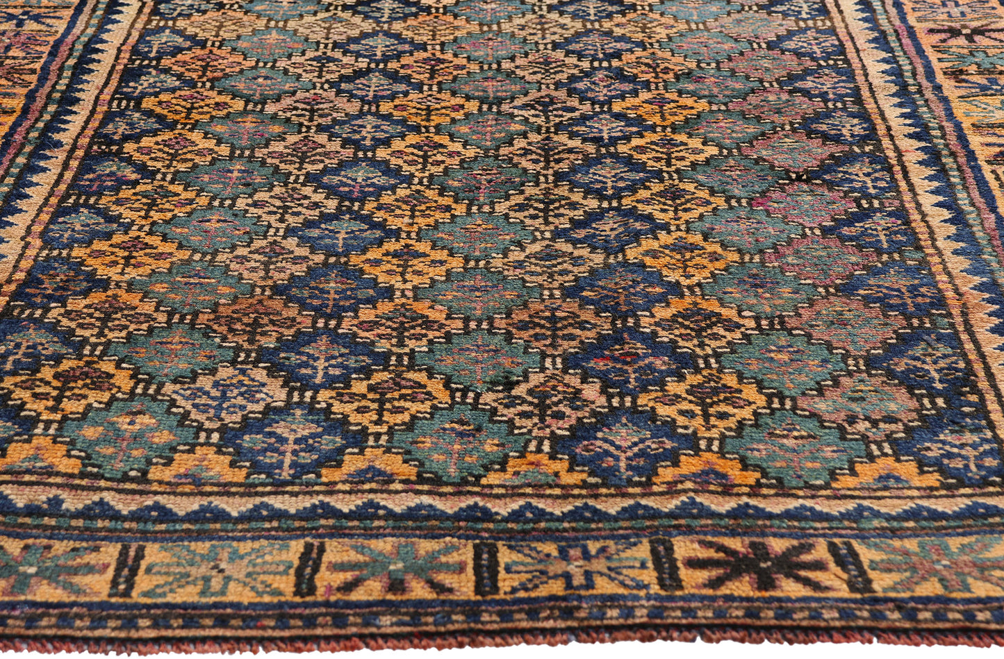 4 x 6 - Multicolor Antique Shiraz Rug - 61450