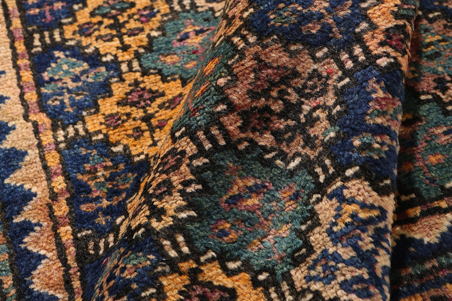 4 x 6 - Multicolor Antique Shiraz Rug - 61450