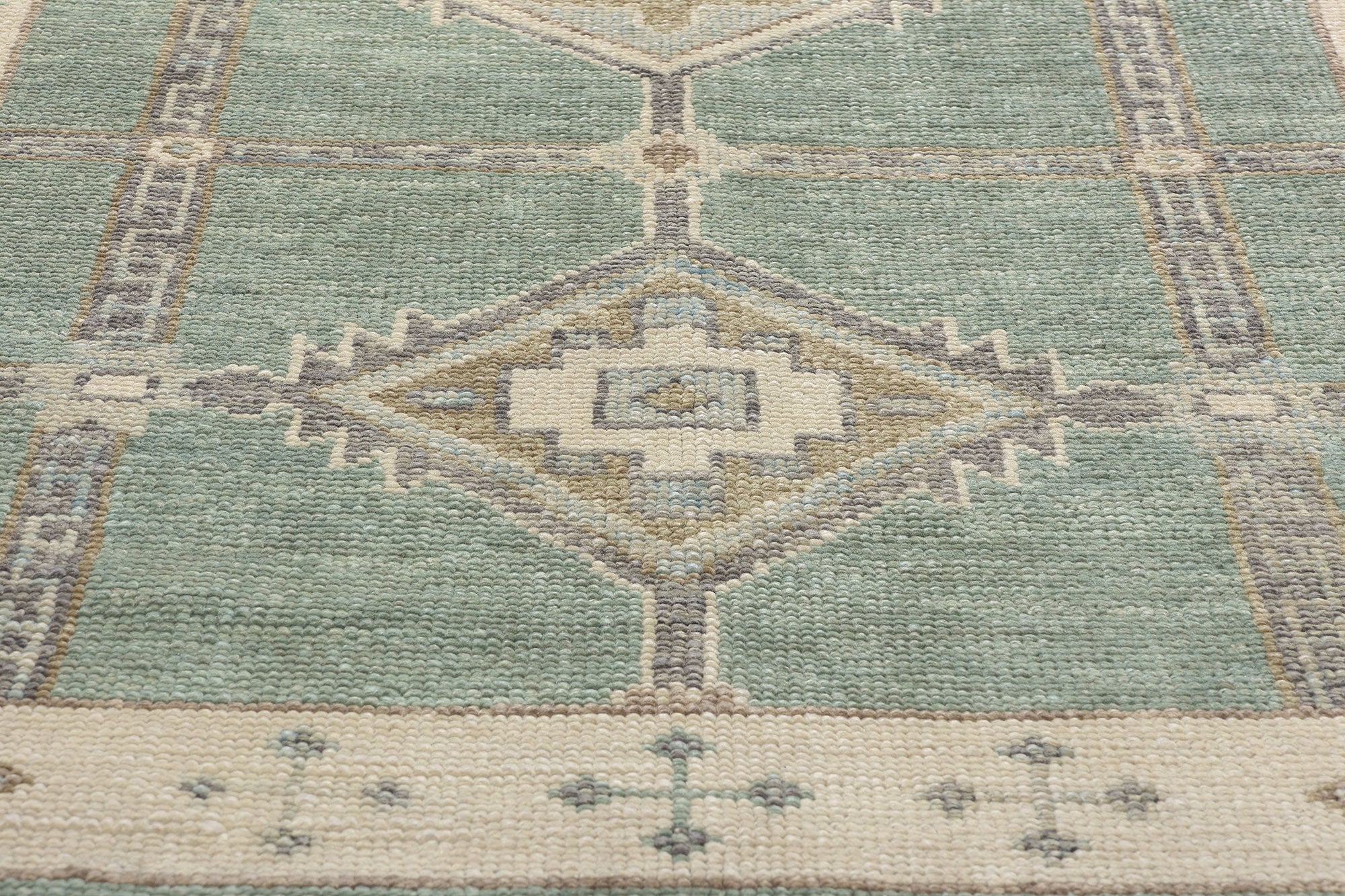 142×244 \"Green tea\" ViNTAGE TURKiSH RUG Vintage Turkish Rug in Light Green with Beige Floral Medallion