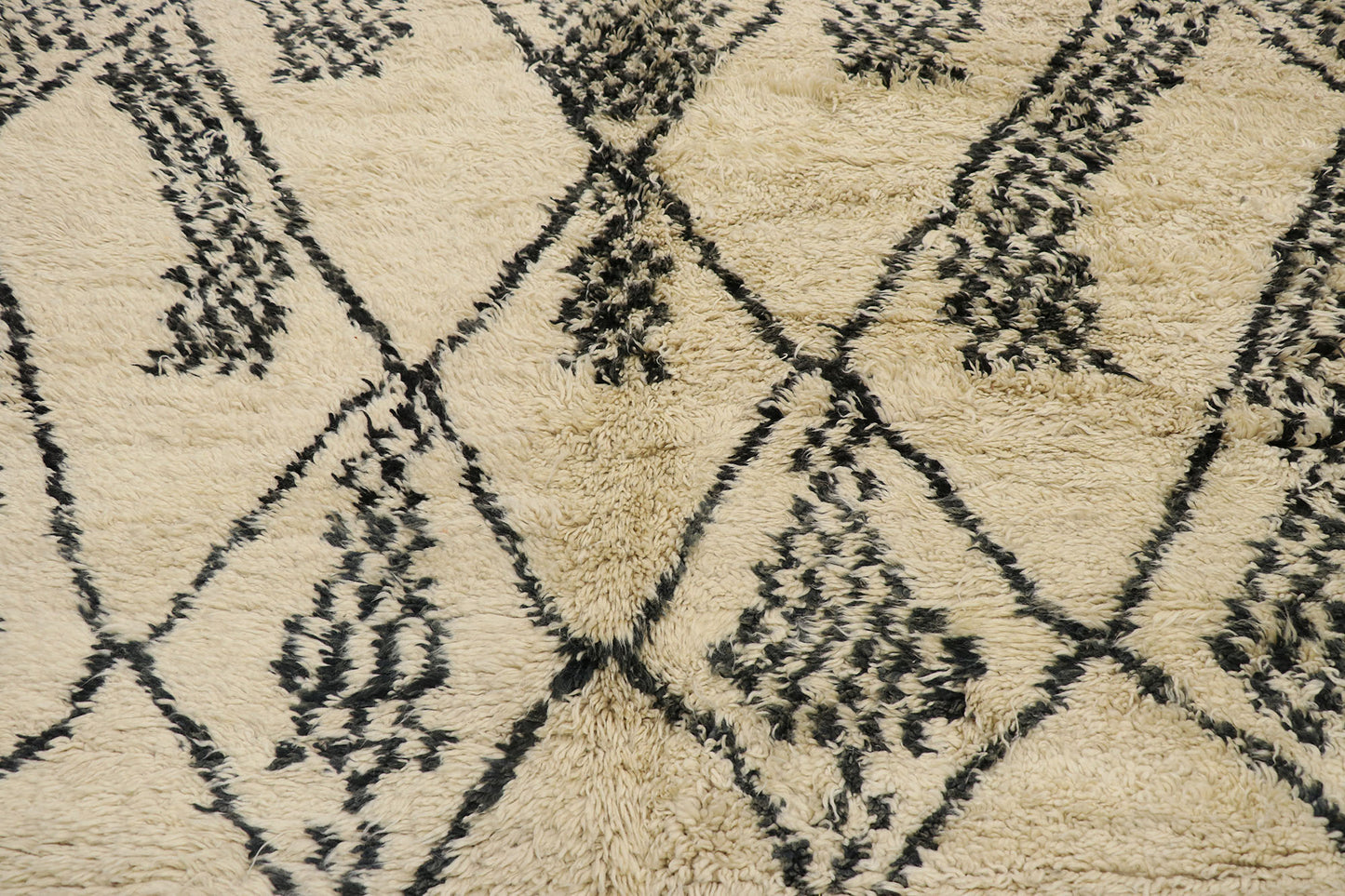 7 x 10 Vintage Moroccan Beni Ourain Rug 21368