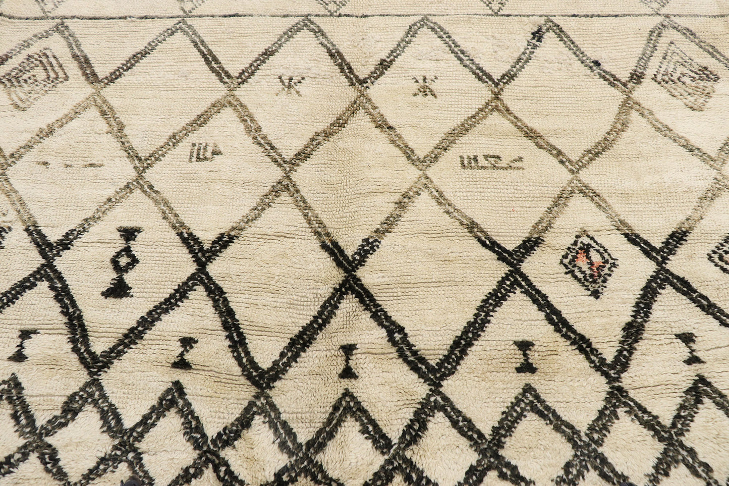 6 x 10 Vintage Moroccan Beni Ourain Rug 21370
