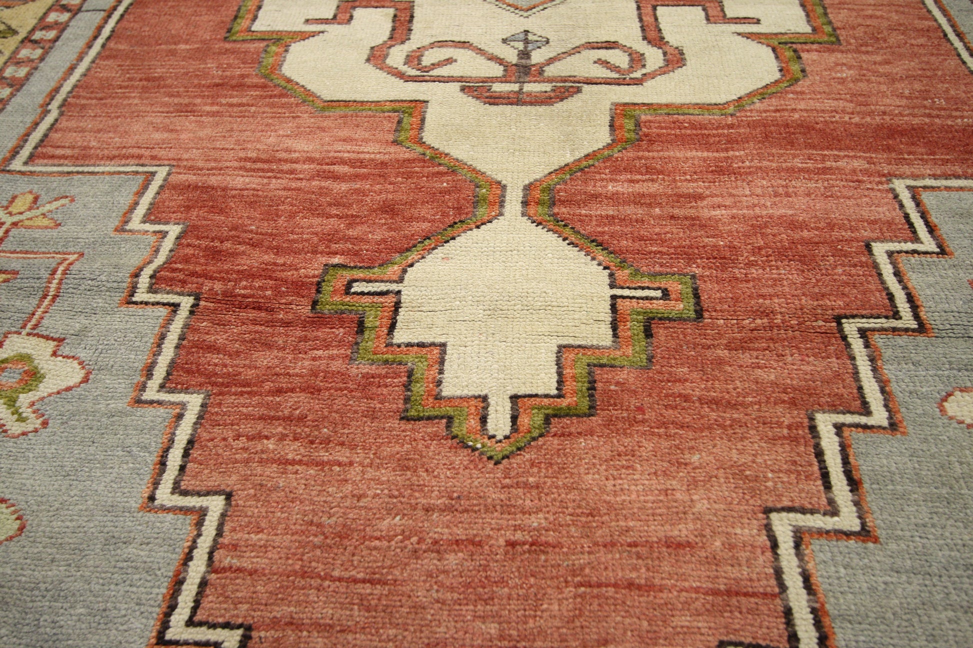 4 x 9 Vintage Turkish Oushak Rug 50751