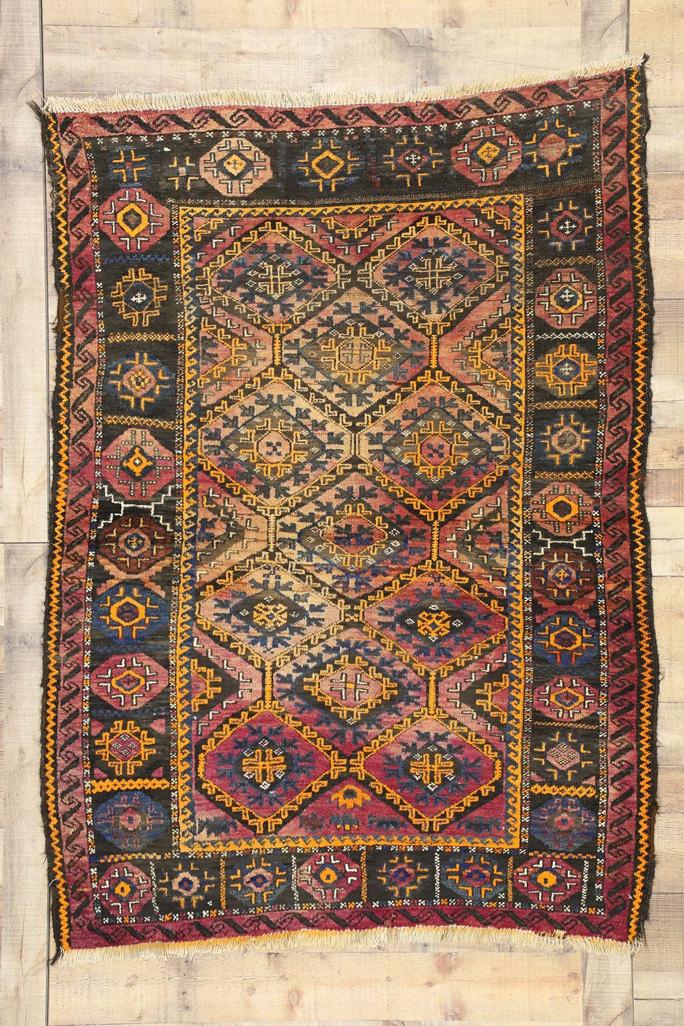 4 x 6 Antique Persian Shiraz Rug 72011