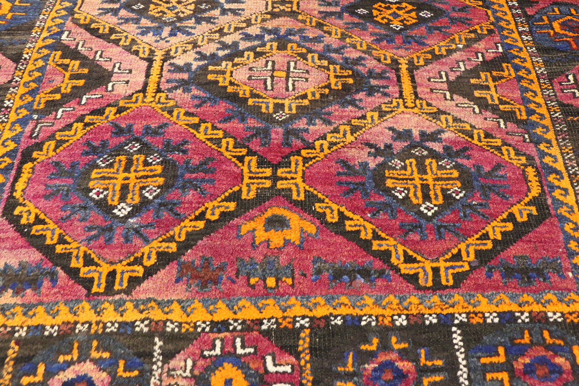 4 x 6 Antique Persian Shiraz Rug 72011