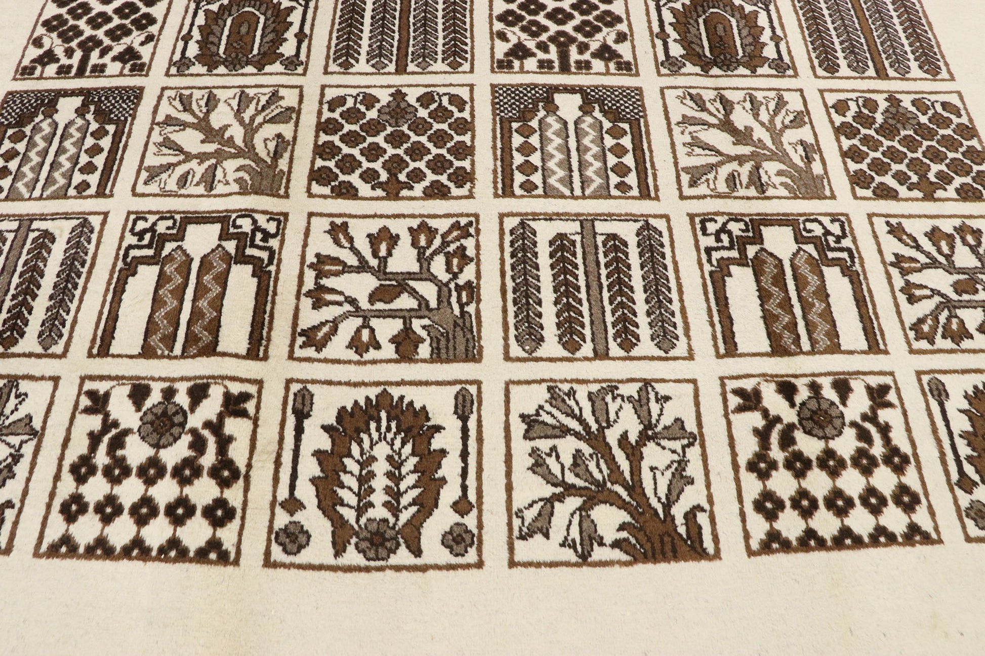 7 x 10 Vintage Persian Bakhtiari Rug 72028