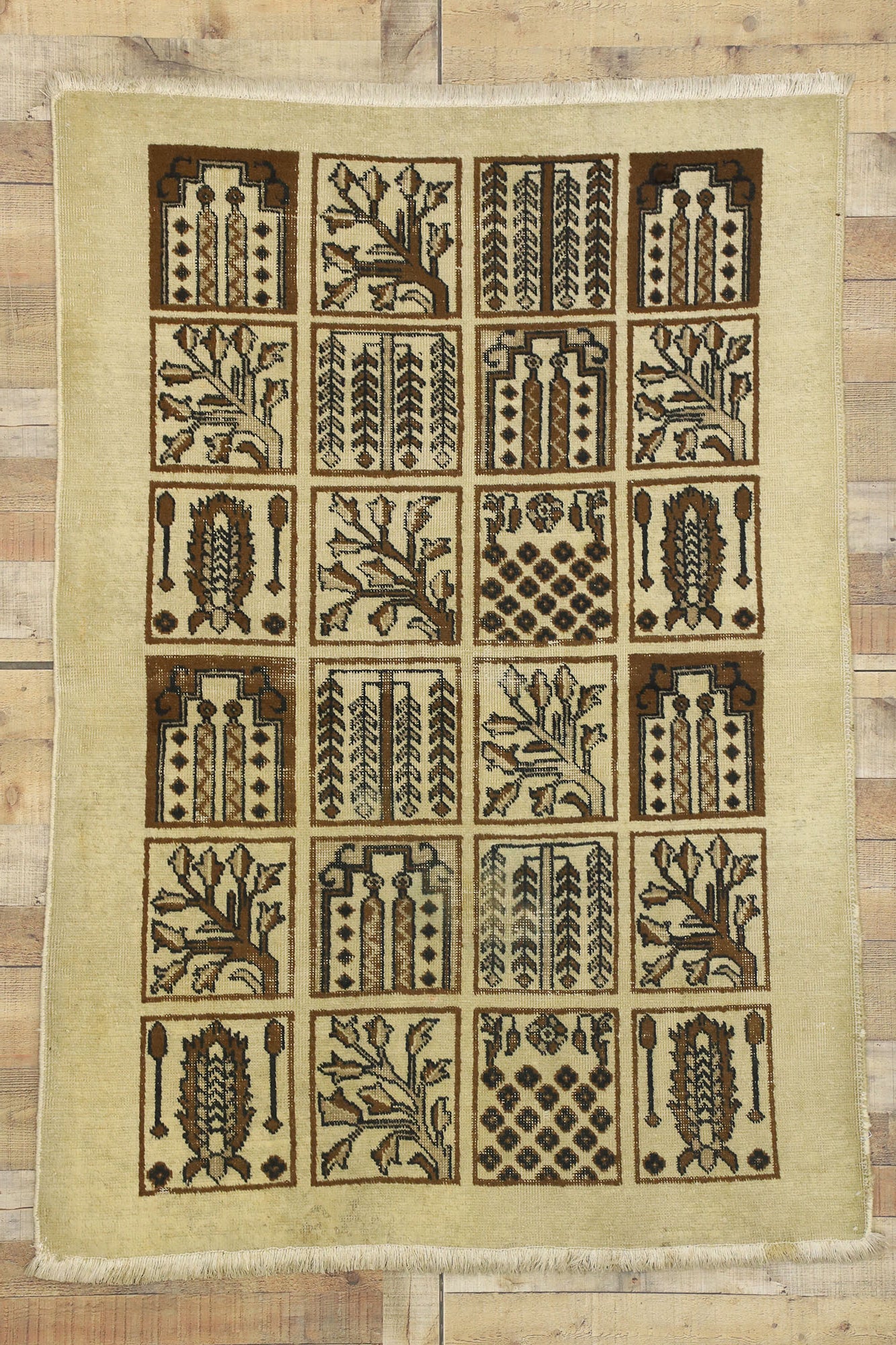 4 x 6 Vintage Persian Bakhtiari Rug 73299