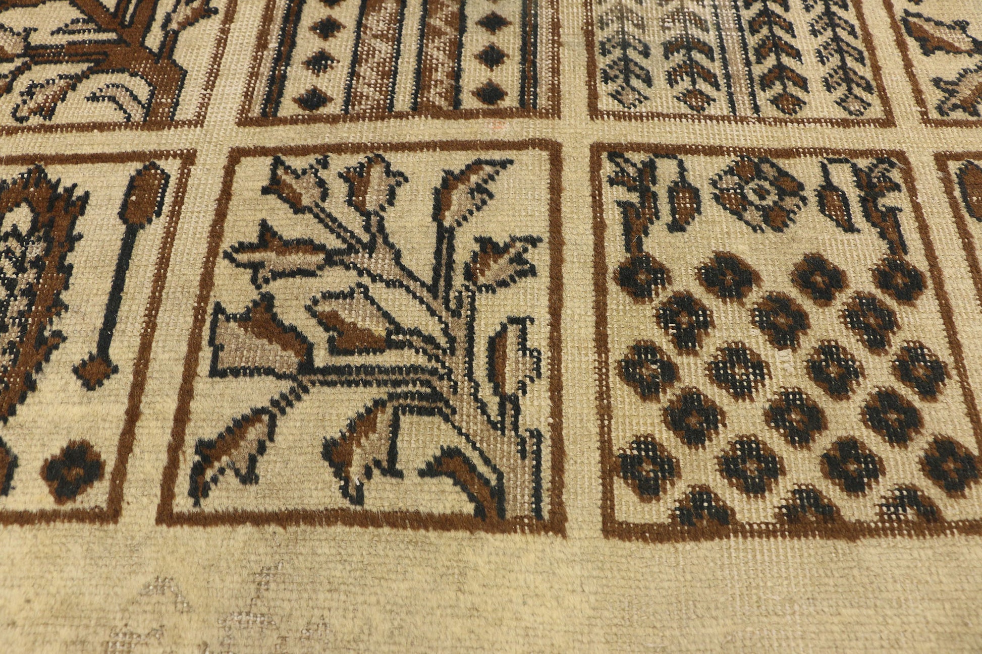 4 x 6 Vintage Persian Bakhtiari Rug 73299