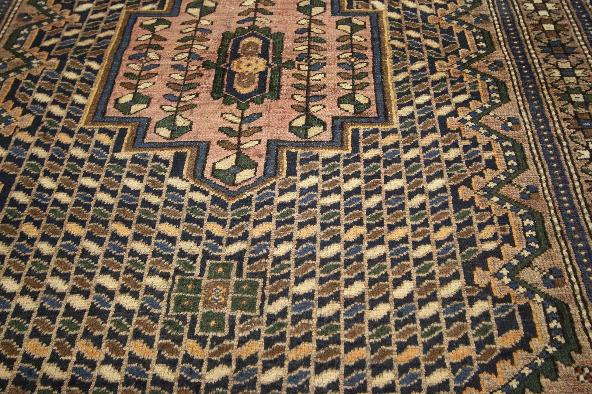 4 x 6 Vintage Persian Bakhtiari Rug 75287
